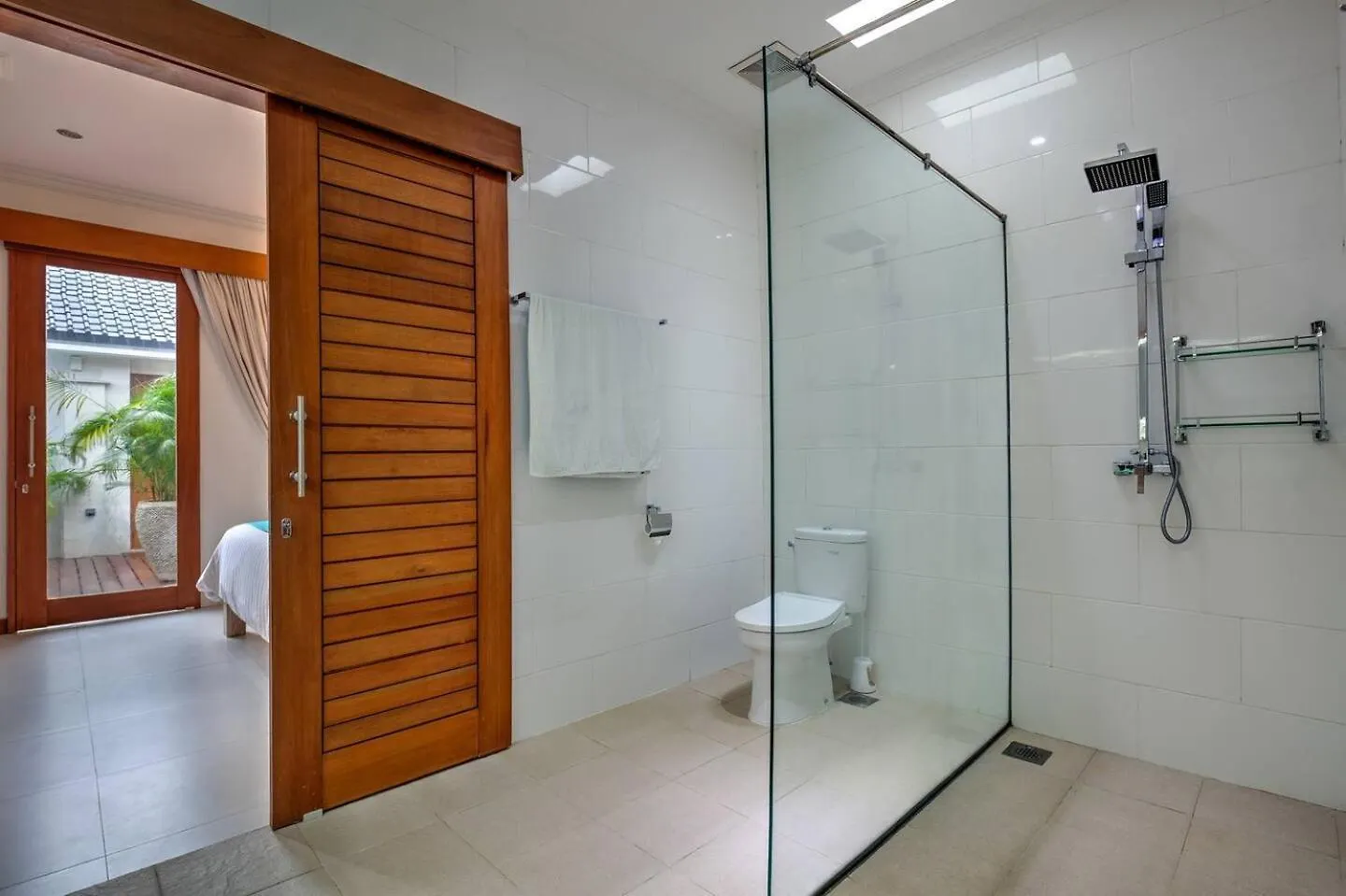 Central Seminyak, 3Br, Ensuites, Sleep 6, Peaceful Villa