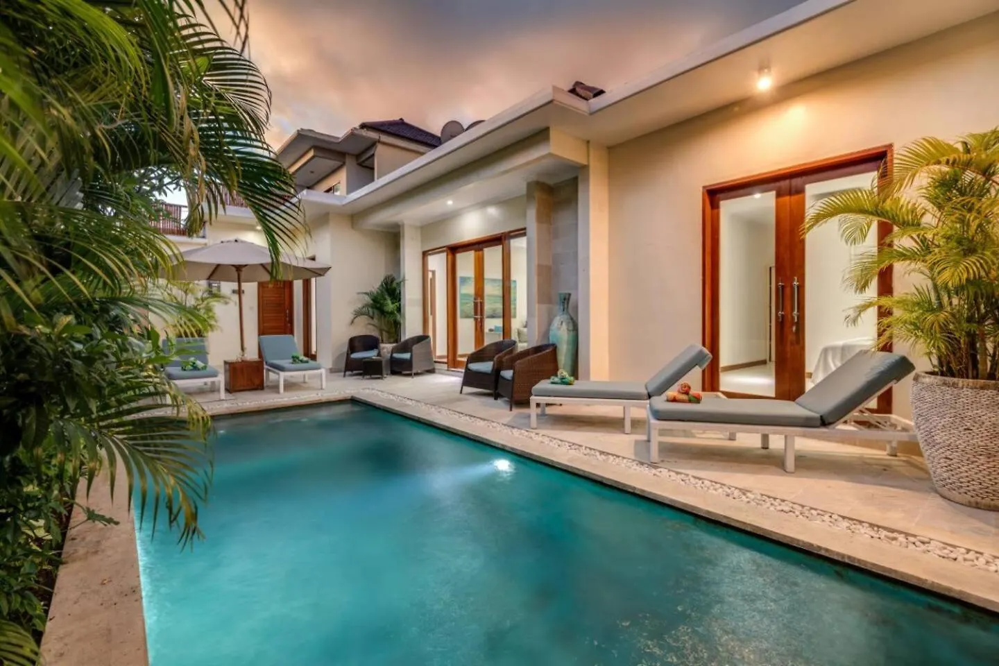 Central Seminyak, 3Br, Ensuites, Sleep 6, Peaceful contacts